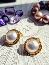 Indlæs billede til gallerivisning Store, klassiske & stilfulde perle ørestikkere! Sterling sølv/forgyldt