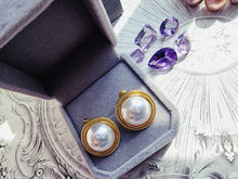 Indlæs billede til gallerivisning Store, klassiske & stilfulde perle ørestikkere! Sterling sølv/forgyldt