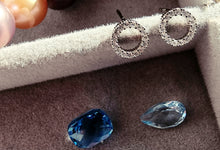 Indlæs billede til gallerivisning Minimalistiske ørestikkere med funklende sten Sterling sølv