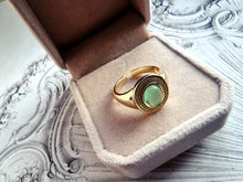 Indlæs billede til gallerivisning Minimalistisk "statement" ring m/grøn sten. Sterling sølv/guldbelagt