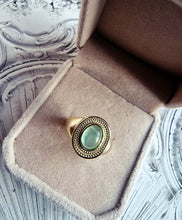 Indlæs billede til gallerivisning Minimalistisk "statement" ring m/grøn sten. Sterling sølv/guldbelagt