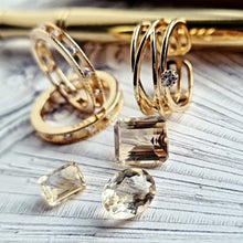 Indlæs billede til gallerivisning Bred ring med funklende sten. Sterling sølv/guldbelagt