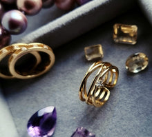 Indlæs billede til gallerivisning Bred ring med funklende sten. Sterling sølv/guldbelagt