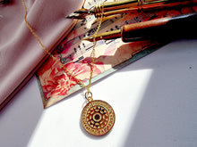 Indlæs billede til gallerivisning Aztekisk inspireret medaljon. Sterling sølv/guldbelagt.