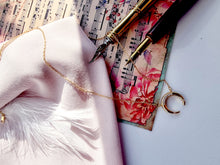 Indlæs billede til gallerivisning Smuk halvmåne m/sten. Sterling sølv/guldbelagt