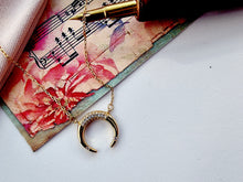 Indlæs billede til gallerivisning Smuk halvmåne m/sten. Sterling sølv/guldbelagt