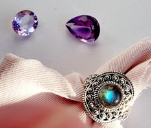 Indlæs billede til gallerivisning Smuk håndlavet statement ring med cabochon slebet laborit!