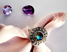Indlæs billede til gallerivisning Smuk håndlavet statement ring med cabochon slebet laborit!