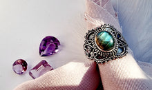 Indlæs billede til gallerivisning Smuk håndlavet statement ring med cabochon slebet laborit!