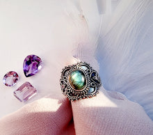 Indlæs billede til gallerivisning Smuk håndlavet statement ring med cabochon slebet laborit!