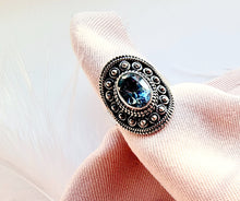 Indlæs billede til gallerivisning Smuk håndlavet statement ring med facetslebet topas!