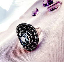Indlæs billede til gallerivisning Smuk håndlavet statement ring med facetslebet topas!