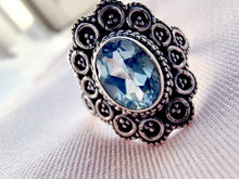 Indlæs billede til gallerivisning Smuk håndlavet statement ring med facetslebet topas!