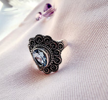 Indlæs billede til gallerivisning Smuk håndlavet statement ring med facetslebet topas!