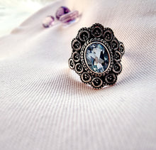Indlæs billede til gallerivisning Smuk håndlavet statement ring med facetslebet topas!