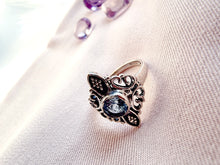 Indlæs billede til gallerivisning Smuk håndlavet statement ring med facetslebet topas!