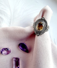 Indlæs billede til gallerivisning Smuk håndlavet statement ring med facetslebet citrin!