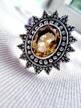 Indlæs billede til gallerivisning Smuk håndlavet statement ring med facetslebet citrin!