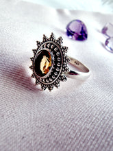 Indlæs billede til gallerivisning Smuk håndlavet statement ring med facetslebet citrin!