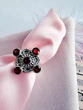 Indlæs billede til gallerivisning Unikum! Håndlavet statement ring med facetslebet granater!