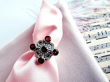 Indlæs billede til gallerivisning Smuk håndlavet statement ring med facetslebet granater!