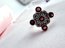 Indlæs billede til gallerivisning Smuk håndlavet statement ring med facetslebet granater!