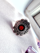 Indlæs billede til gallerivisning Smuk håndlavet statement ring med facetslebet granat!