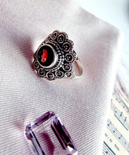 Indlæs billede til gallerivisning Smuk håndlavet statement ring med facetslebet granat!