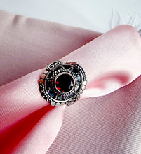 Indlæs billede til gallerivisning Smuk håndlavet statement ring med facetslebet smuk granat!