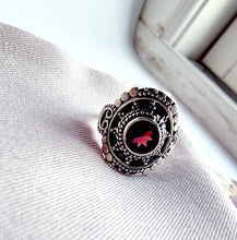 Indlæs billede til gallerivisning Smuk håndlavet statement ring med facetslebet smuk granat!
