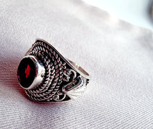 Indlæs billede til gallerivisning Smuk håndlavet statement ring med facetslebet granat!