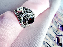 Indlæs billede til gallerivisning Smuk håndlavet statement ring med facetslebet granat!