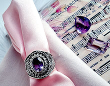 Indlæs billede til gallerivisning Unikum! Smuk statement ring med facetslebet ametyst!
