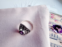 Indlæs billede til gallerivisning Smuk håndlavet statement ring med facetslebet ametyst!