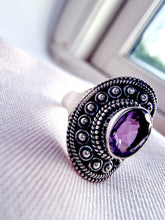 Indlæs billede til gallerivisning Smuk håndlavet statement ring med facetslebet ametyst!