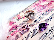 Indlæs billede til gallerivisning Smuk håndlavet statement ring med cabochon slebet månesten!