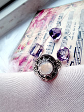 Indlæs billede til gallerivisning Smuk håndlavet statement ring med cabochon slebet månesten!