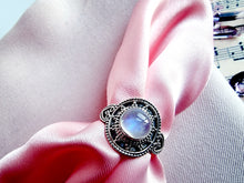 Indlæs billede til gallerivisning Smuk håndlavet statement ring med cabochon slebet månesten!