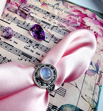 Indlæs billede til gallerivisning Smuk håndlavet statement ring med cabochon slebet månesten!