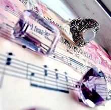 Indlæs billede til gallerivisning Smuk håndlavet statement ring med cabochon slebet månesten!
