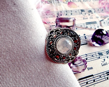 Indlæs billede til gallerivisning Smuk håndlavet statement ring med cabochon slebet månesten!