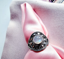 Indlæs billede til gallerivisning Smuk håndlavet statement ring med cabochon slebet månesten!