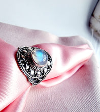Indlæs billede til gallerivisning Smuk håndlavet statement ring med cabochon slebet månesten!