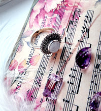 Indlæs billede til gallerivisning Smuk håndlavet smuk statement ring med cabochon slebet månesten!