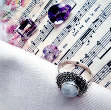 Indlæs billede til gallerivisning Smuk håndlavet smuk statement ring med cabochon slebet månesten!