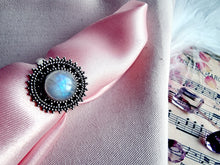 Indlæs billede til gallerivisning Smuk håndlavet smuk statement ring med cabochon slebet månesten!