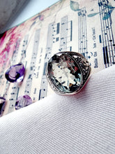 Indlæs billede til gallerivisning Smuk håndlavet statement ring med facetslebet grøn ametyst!