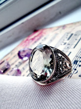 Indlæs billede til gallerivisning Smuk håndlavet statement ring med facetslebet grøn ametyst!
