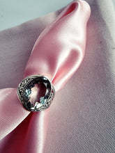 Indlæs billede til gallerivisning Smuk håndlavet statement ring med facetslebet grøn ametyst!
