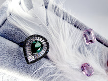 Indlæs billede til gallerivisning Unikum! Stor smuk facetslebet smaragd ring med glitrende sten!